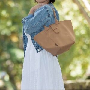 VIVALA trapeze’s tan canvas  tote shoulder bag